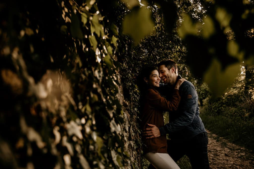 Séance photo de couple dans une ambiance fun et champêtre. Séance engagement, love session. Castille ALMA photographe de mariage et famille à Lyon.