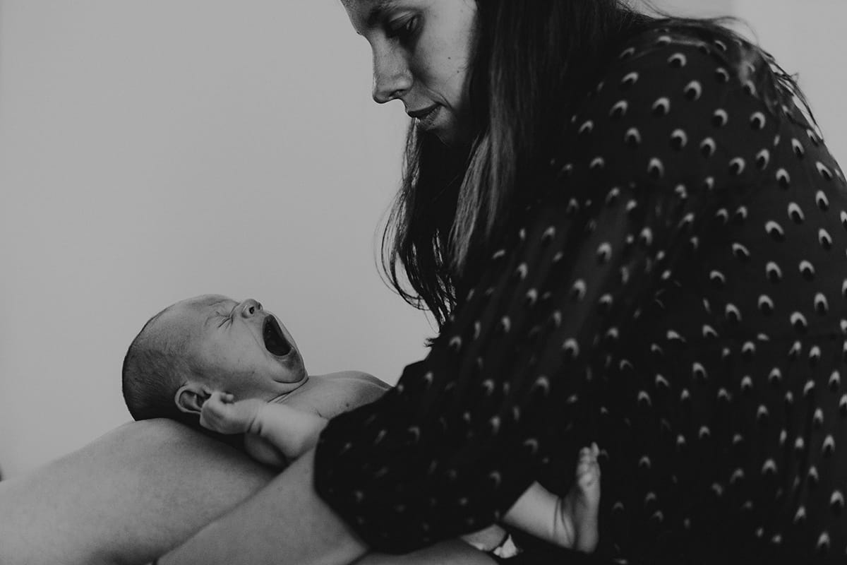 Photo nourrisson Lyon. Castille ALMA photographe famille Lyon.