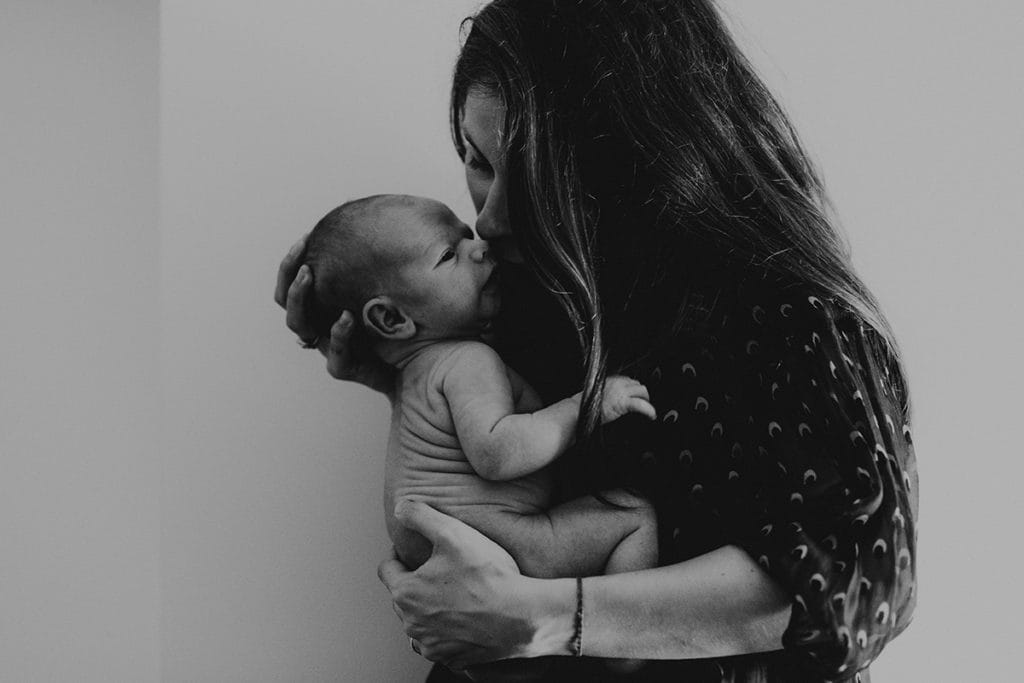 Photo nourrisson Lyon. Castille ALMA photographe famille Lyon.