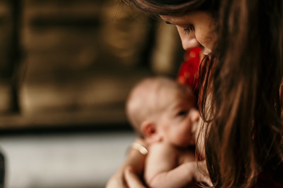 Photo nourrisson Lyon. Castille ALMA photographe famille Lyon.