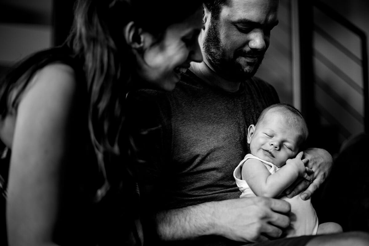 Documentaire photo nouveau né Lyon. Castille ALMA photographe famille Lyon.