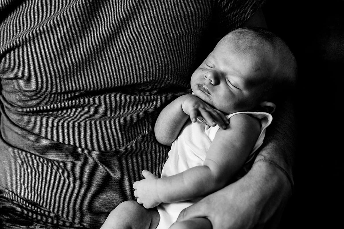 Photo nourrisson Lyon. Castille ALMA photographe famille Lyon.