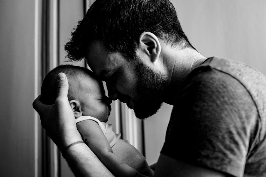 Photo nourrisson Lyon. Castille ALMA photographe famille Lyon.