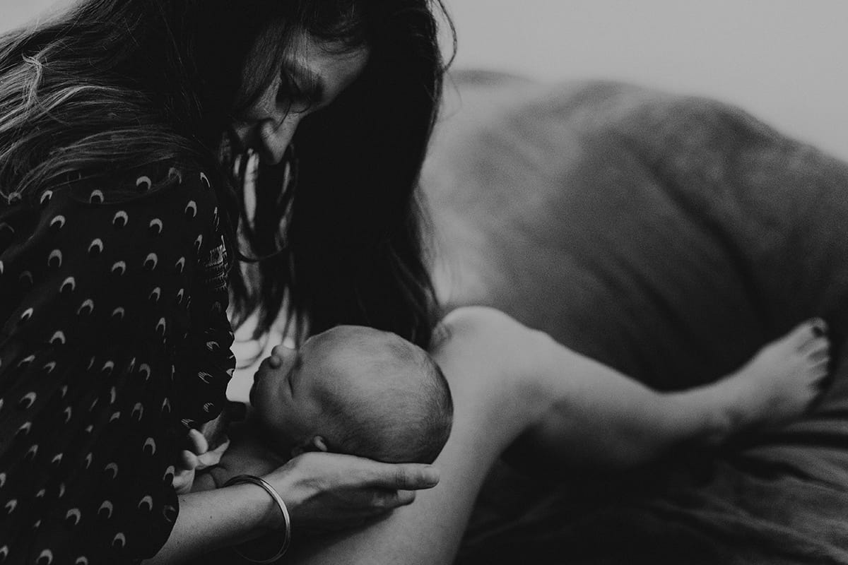 Photo nourrisson Lyon. Castille ALMA photographe famille Lyon.