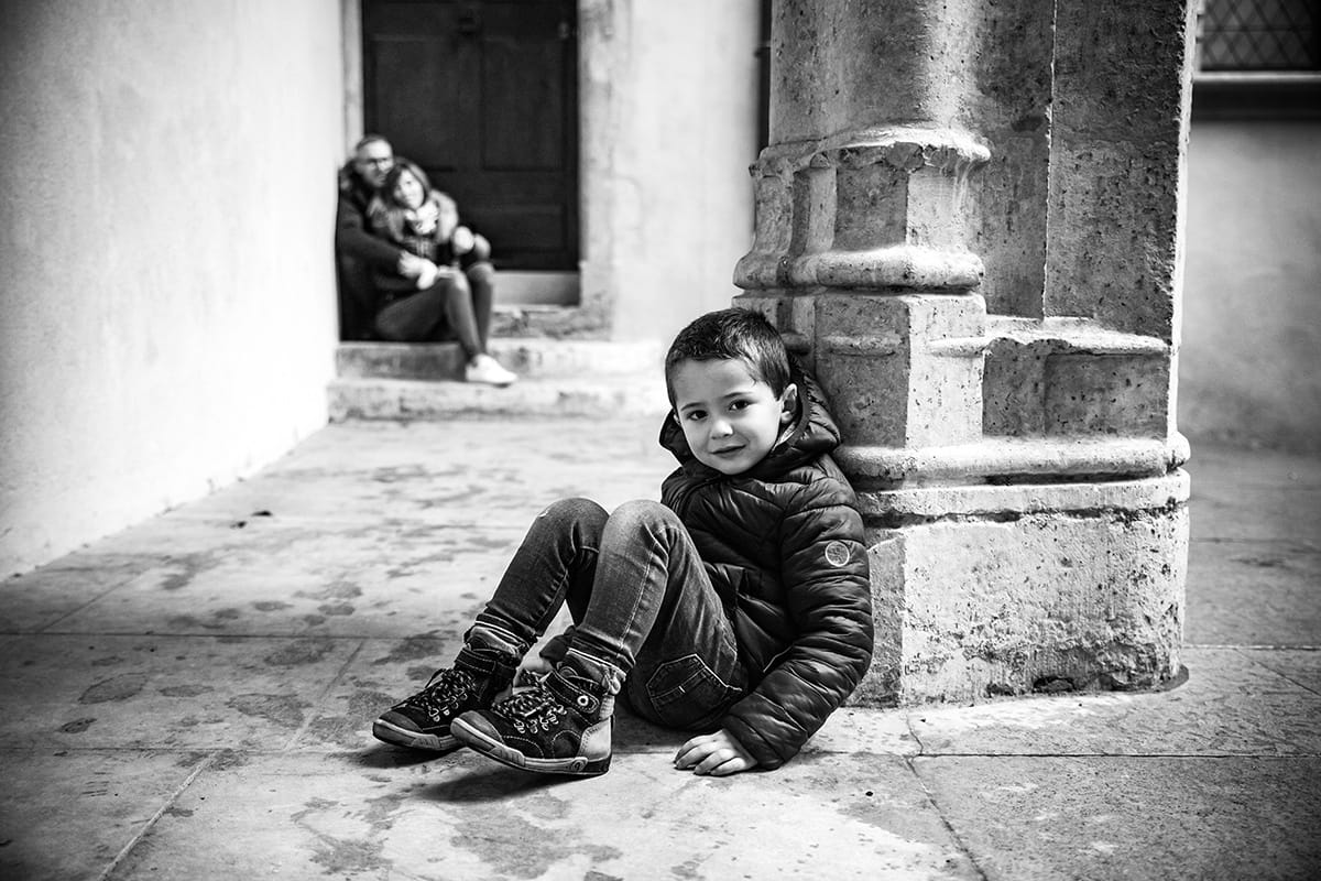Un petit gourmand dans le vieux Lyon. SÉANCE PHOTO FAMILLE VIEUX LYON. Castille ALMA photographe de famille.
