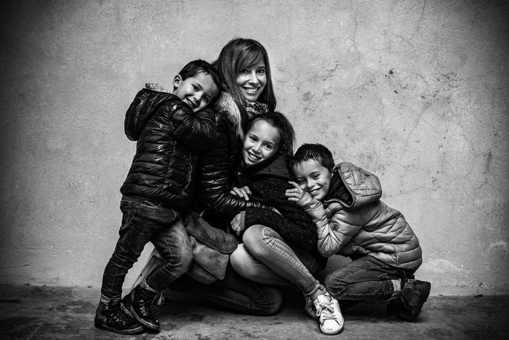 SÉANCE PHOTO FAMILLE VIEUX LYON. Castille ALMA photographe de famille.