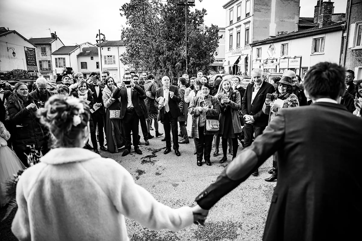 Mariage en hiver au Manoir de la Garde. Castille ALMA photographe de mariage. Sortie des mariés.