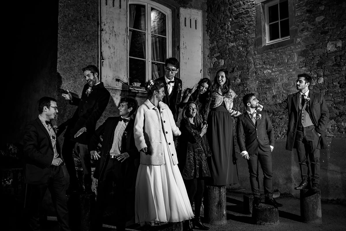 Mariage en hiver au Manoir de la Garde. Castille ALMA photographe de mariage. Photo de groupe mariage.