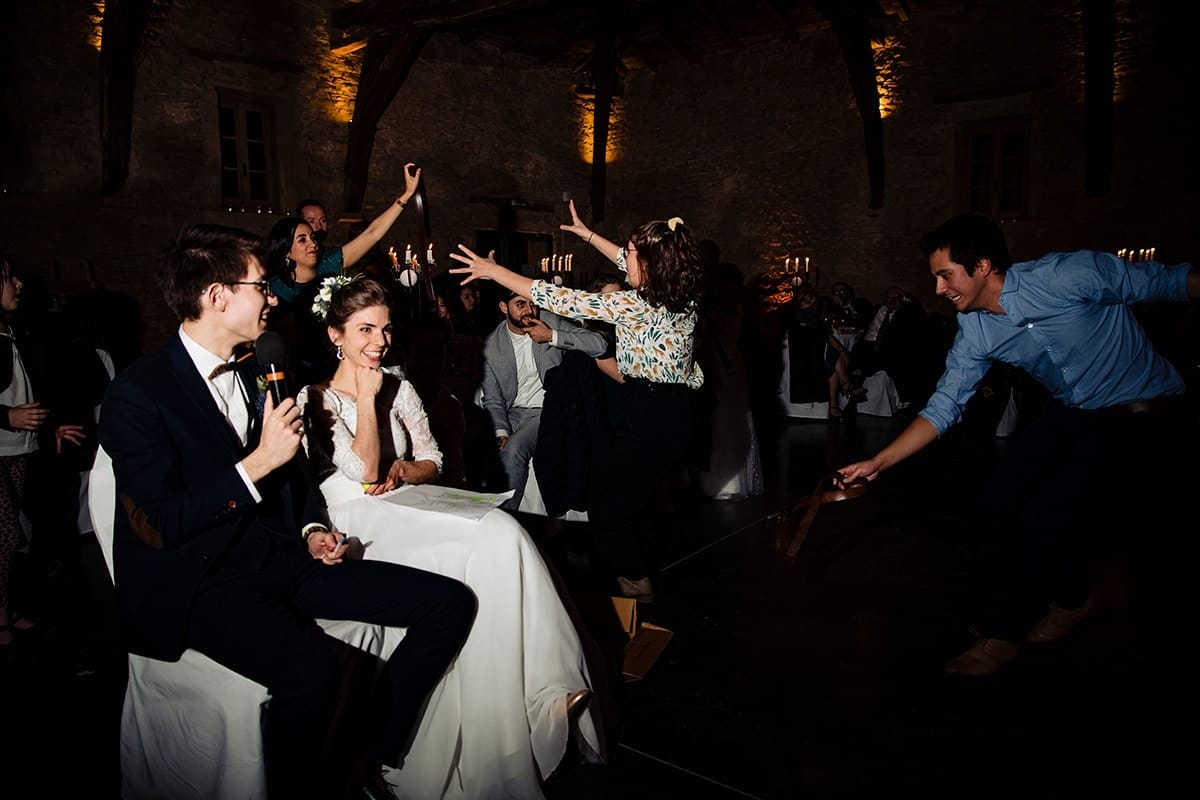 Mariage en hiver au Manoir de la Garde. Castille ALMA photographe de mariage. Jeux animation soirée mariage.