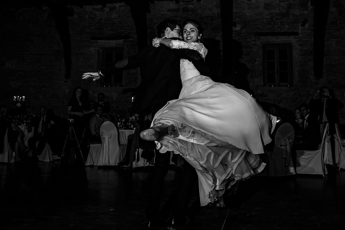 Mariage en hiver au Manoir de la Garde. Castille ALMA photographe de mariage. Premières danses.