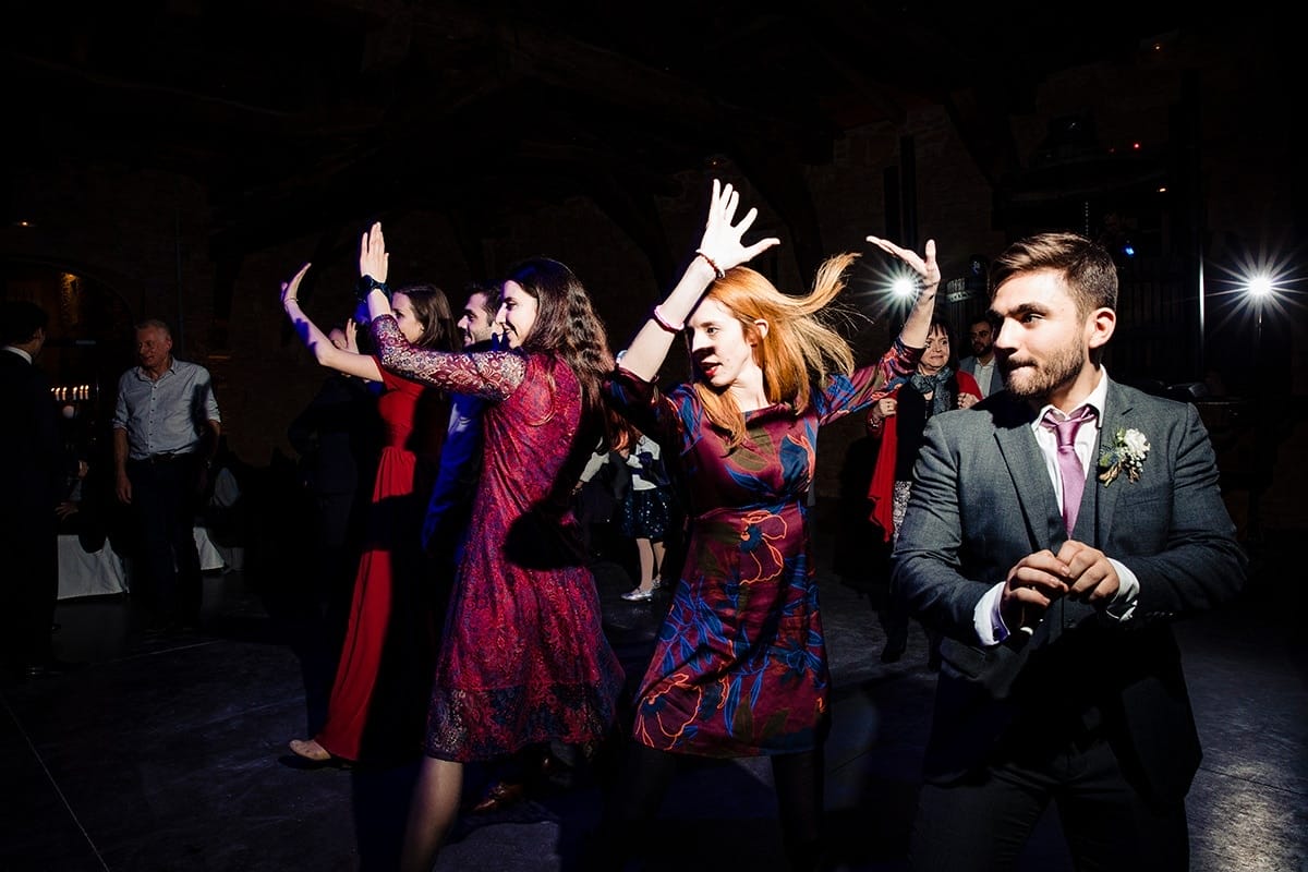Mariage en hiver au Manoir de la Garde. Castille ALMA photographe de mariage. Premières danses.