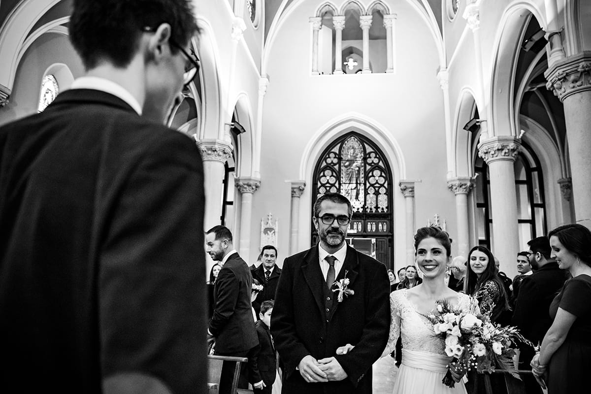 Mariage en hiver au Manoir de la Garde. Castille ALMA photographe de mariage. Entrée de la mariée au bras de son papa pour la cérémonie religieuse de mariage.