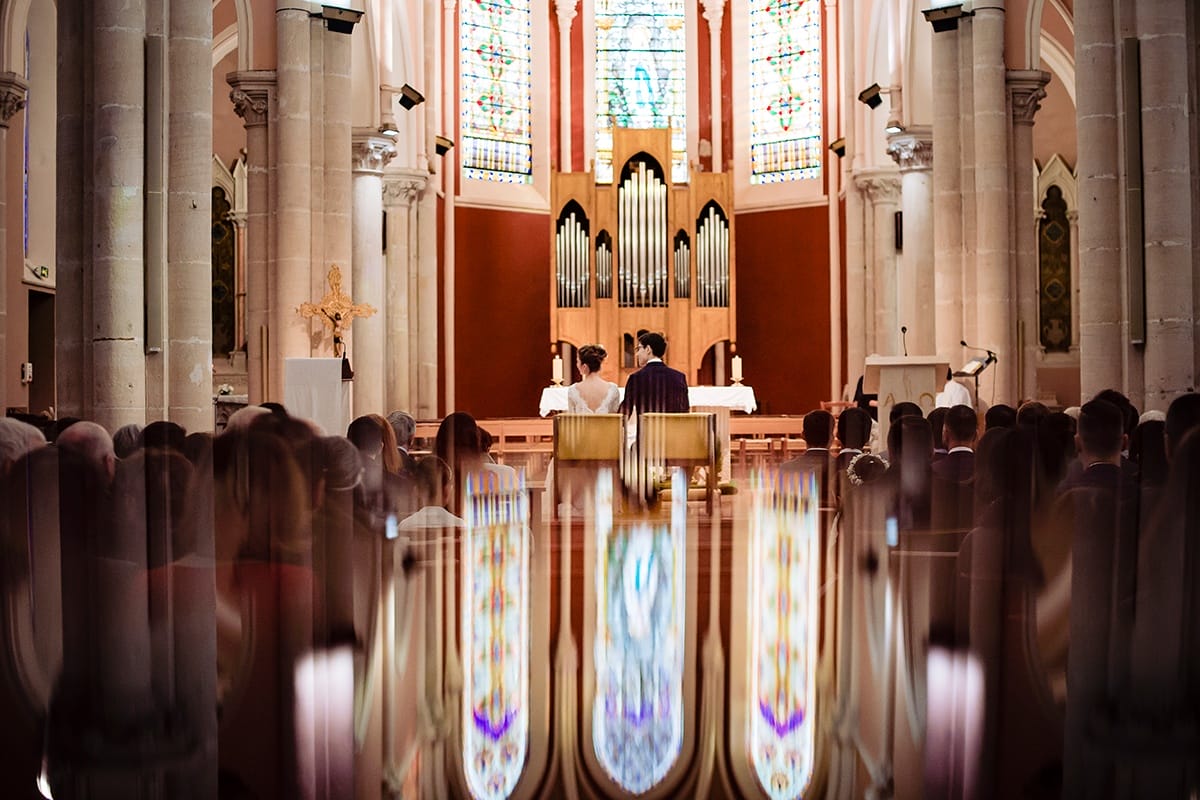 Mariage en hiver au Manoir de la Garde. Castille ALMA photographe de mariage. Cérémonie religieuse.