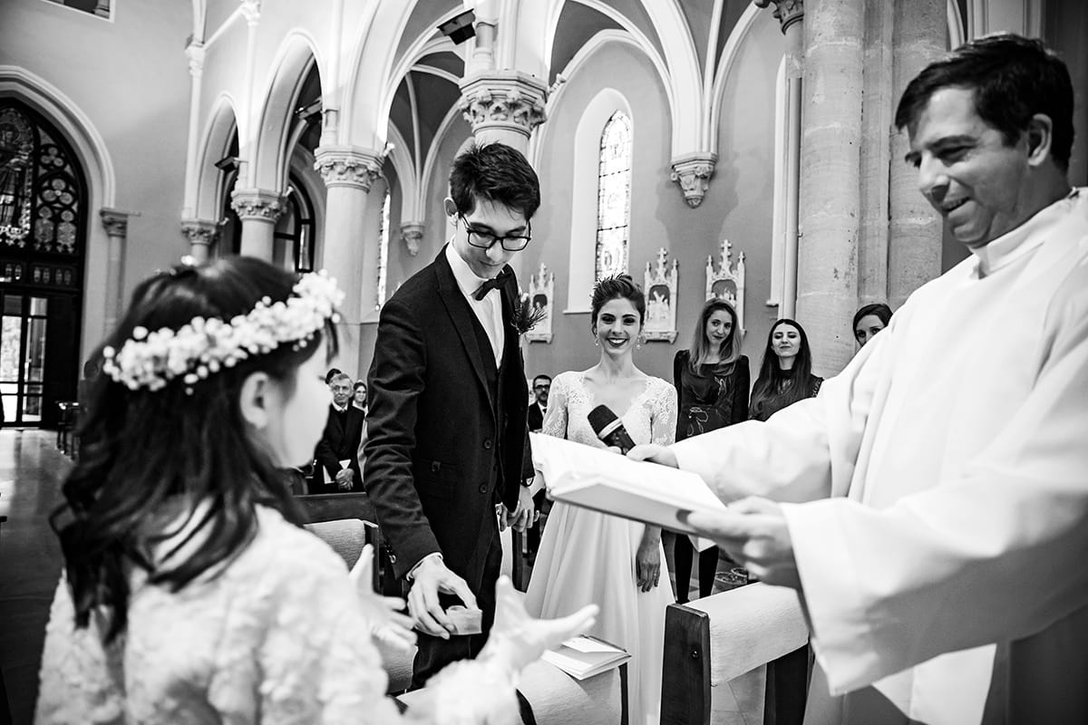 Mariage en hiver au Manoir de la Garde. Castille ALMA photographe de mariage. Echange des alliances.