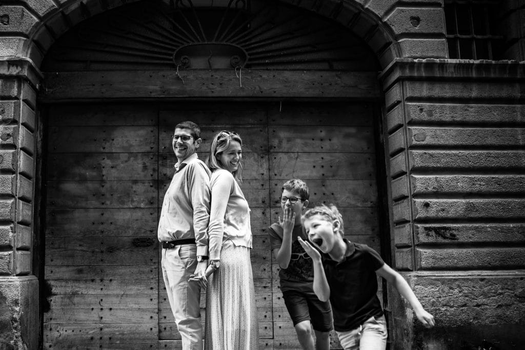 Deux indiens dans le vieux Lyon capturent leurs parents. Castille ALMA photographe de famille.