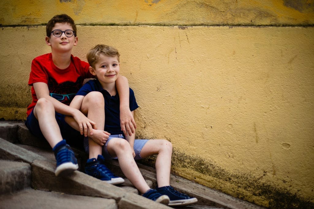Séance photo en famille. Portrait de frères. Castille ALMA photographe de famille.