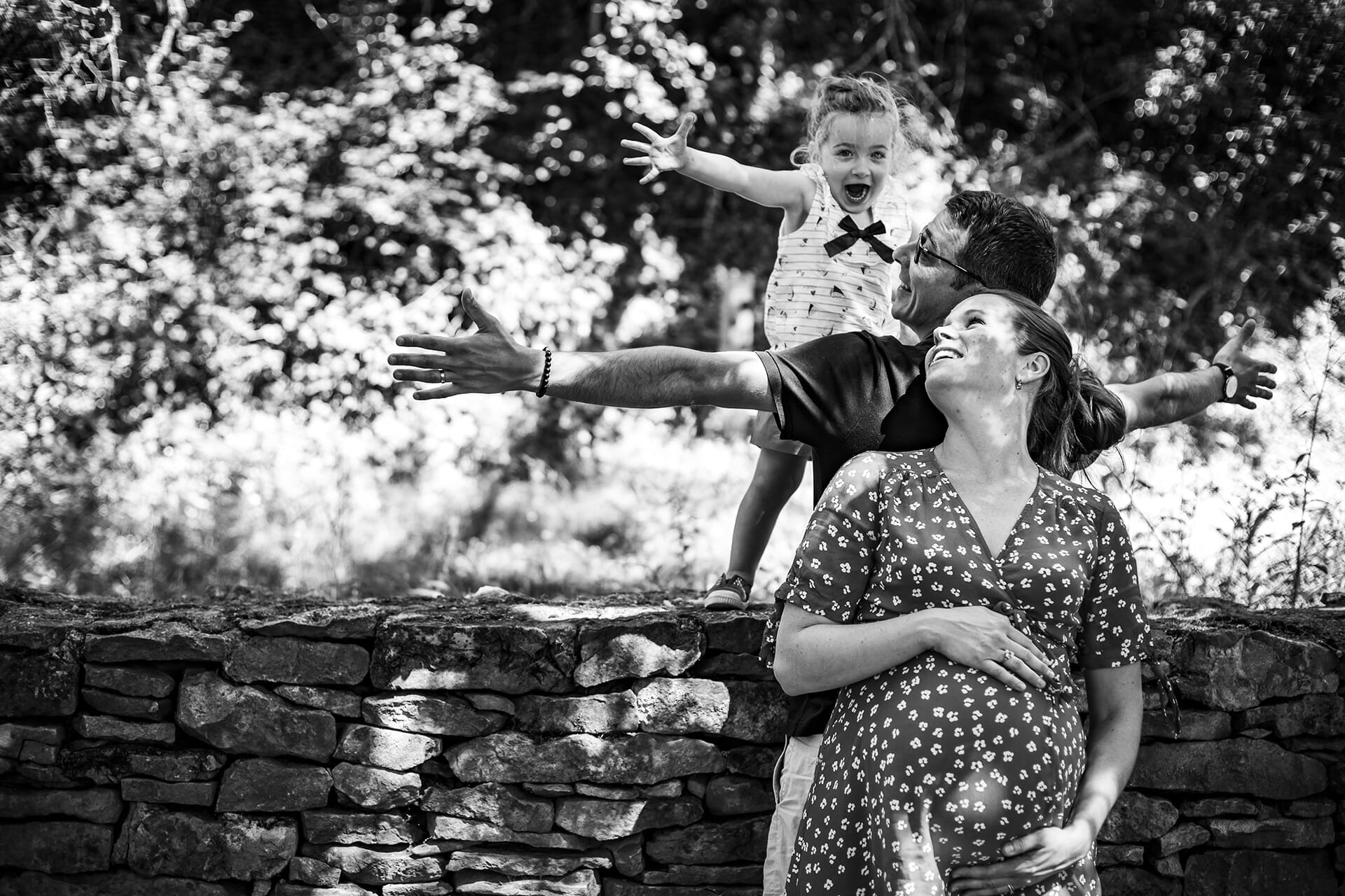 SÉANCE PHOTO MATERNITE Grossesse Lyon Polyemieux. Castille ALMA photographe de famille.