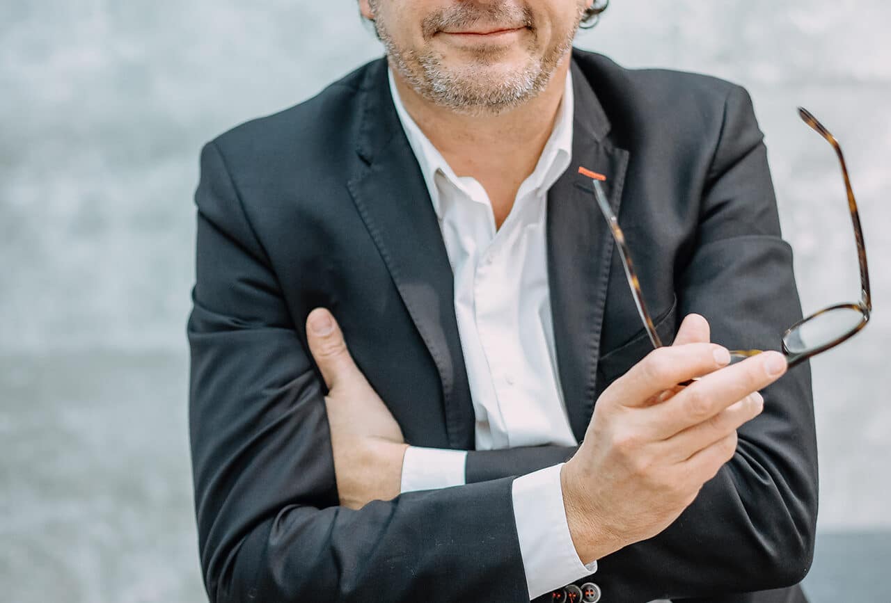 séance photo portrait professionnel Linkedin, reseaux sociaux. Seance a partir de 90€ par Castille ALMA photographe professionnelle.