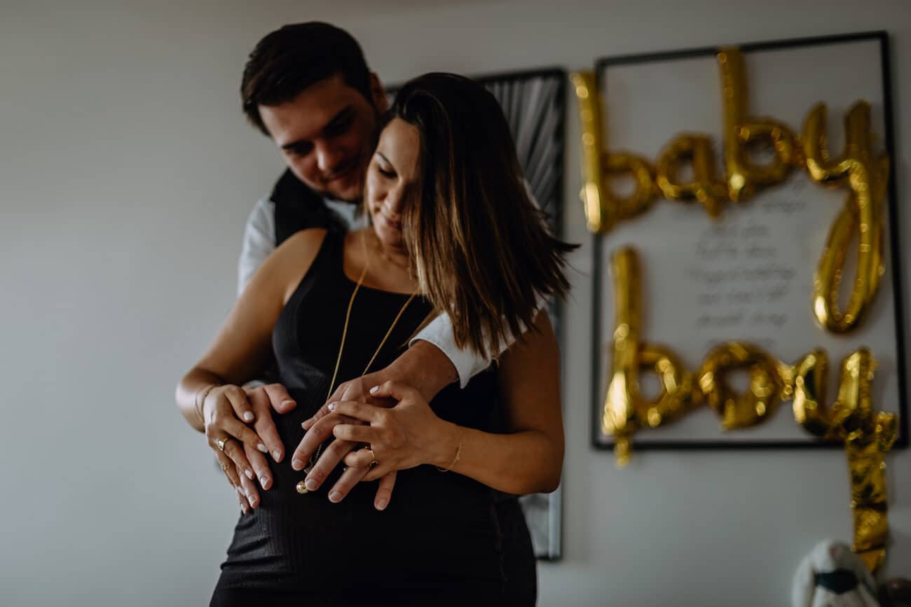 Séance photo grossesse studio Lyon. Castille ALMA photographe de famille à Lyon