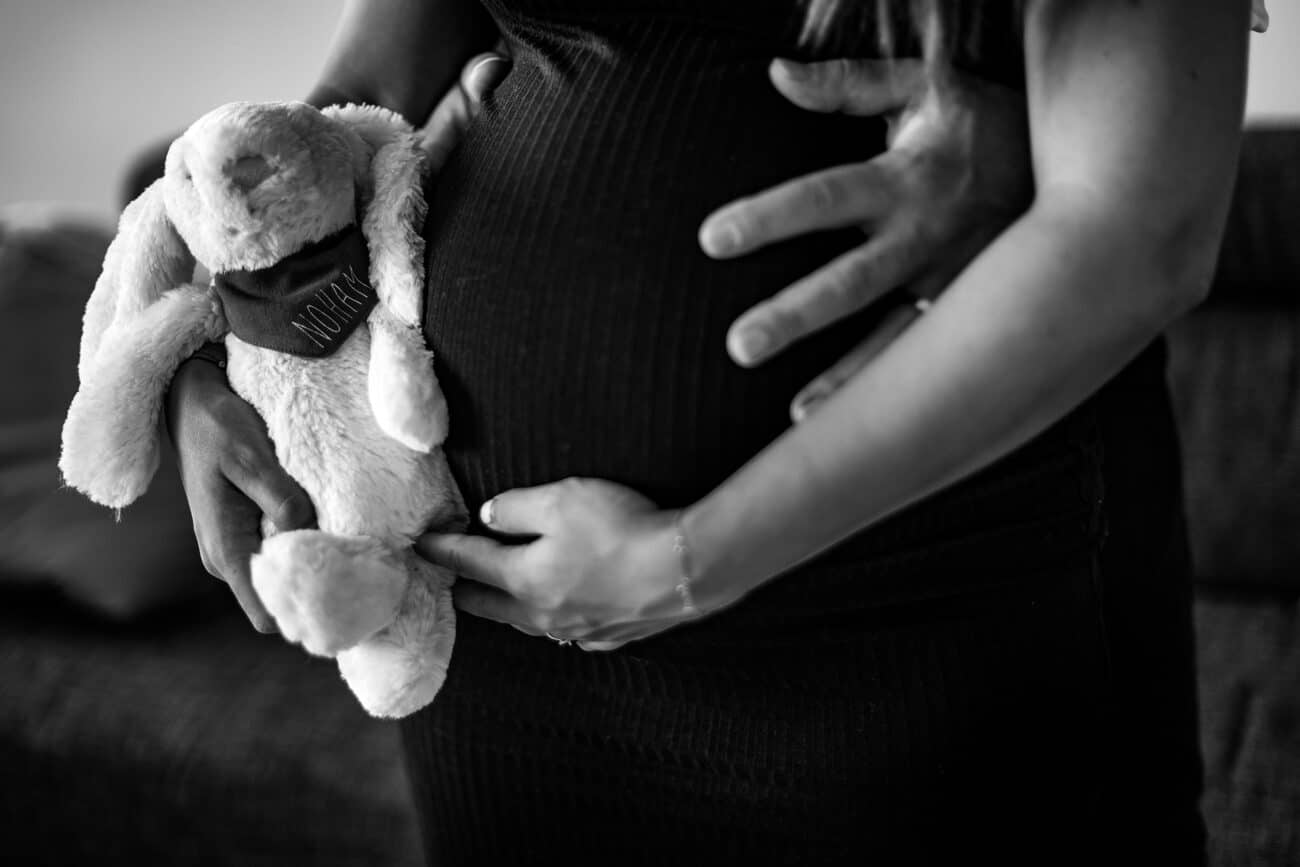 Séance photo grossesse studio Lyon. Castille ALMA photographe de famille à Lyon