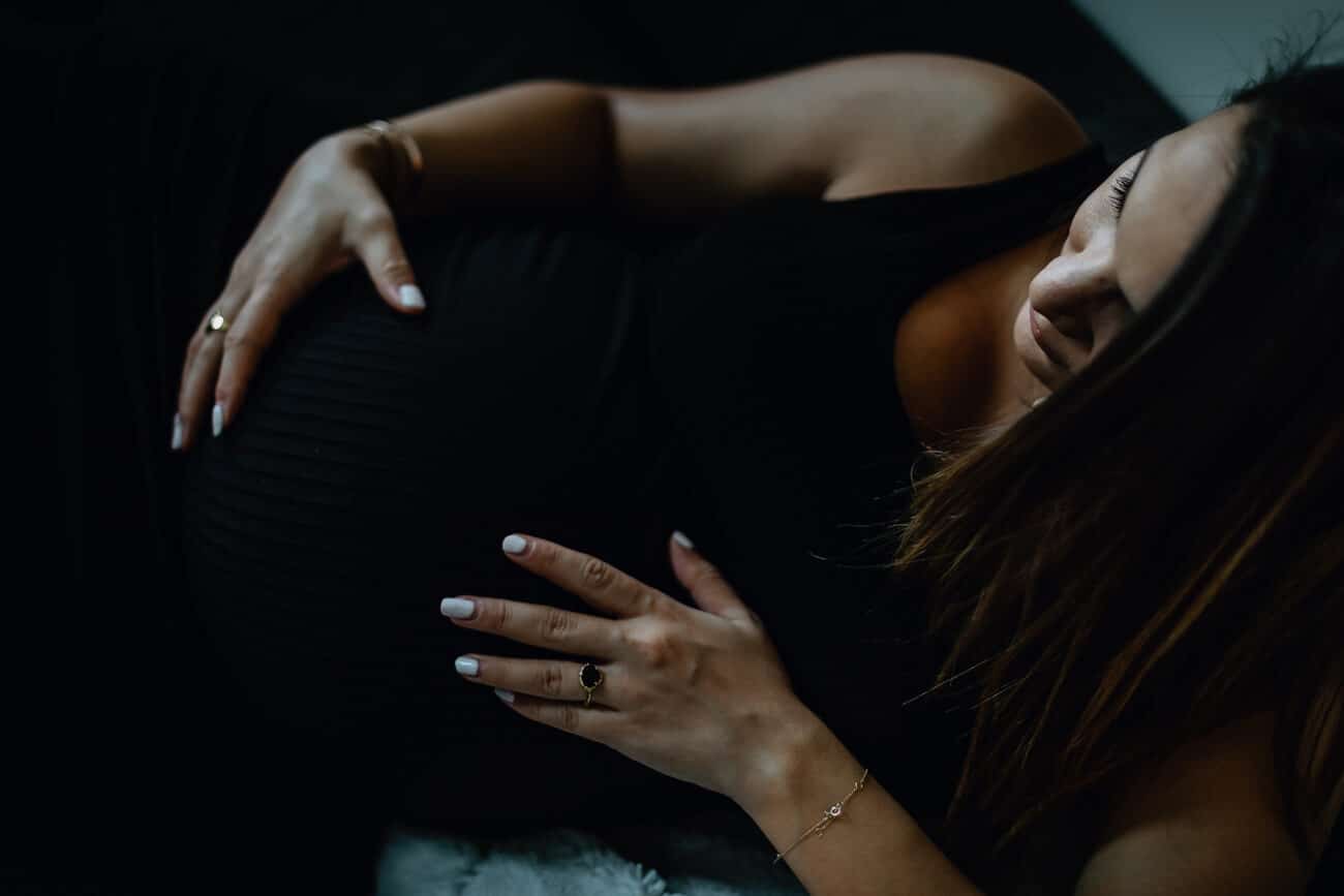 Séance photo grossesse studio Lyon. Castille ALMA photographe de famille à Lyon