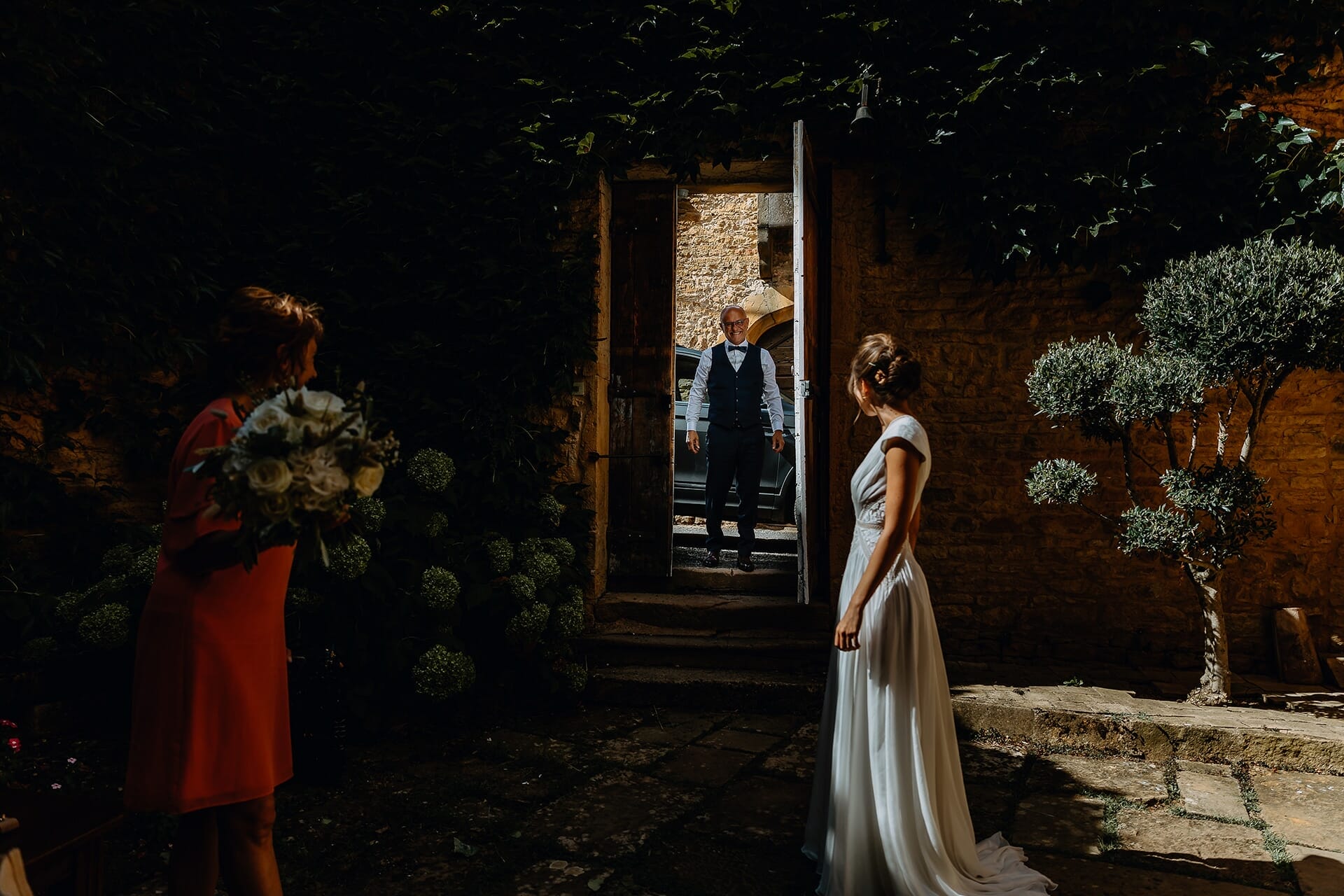 Découverte de la mariée par son papa. Castille ALMA photographe de mariage