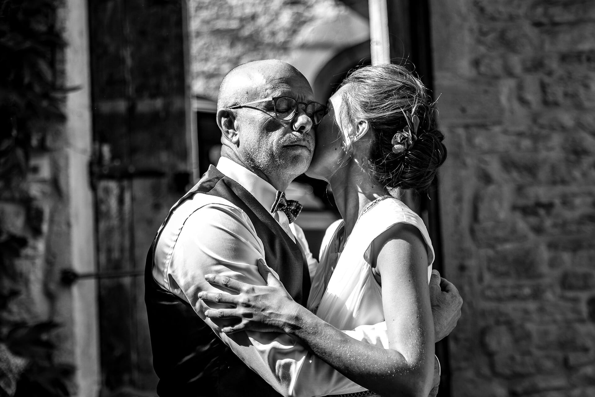Découverte de la mariée par son papa. Castille ALMA photographe de mariage.