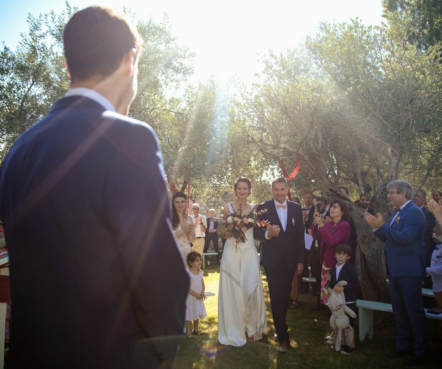 Meilleur photographe de mariage dans la Drôme au Gite de la Batie. Reportage de mariage Castille ALMA