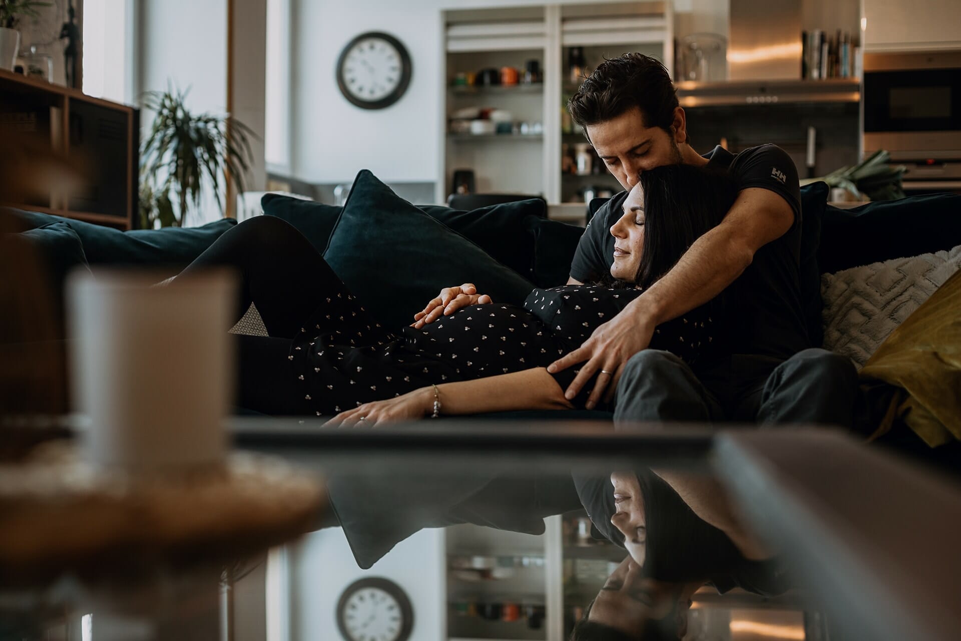 Séance photo grossesse chez vous. Castille ALMA photographe de grossesse à domicile.