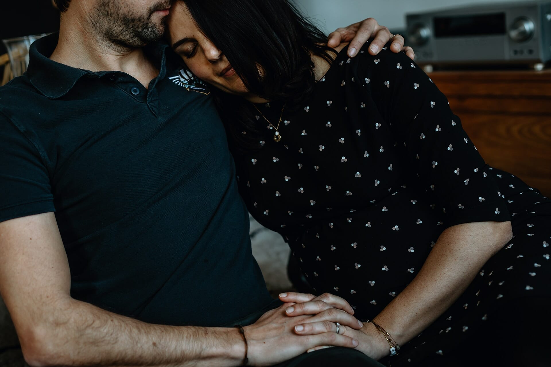 Séance photo grossesse chez vous. Castille ALMA photographe de grossesse à domicile.