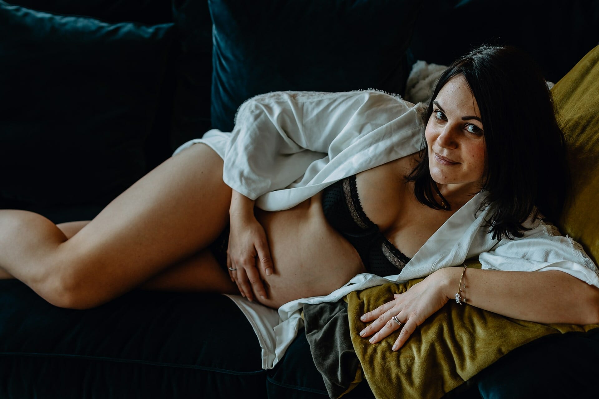 Séance photo grossesse chez vous. Castille ALMA photographe de grossesse à domicile.