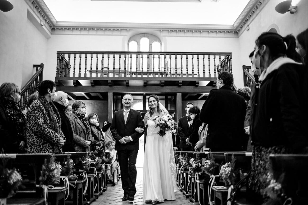 Entrée de la mariée à l'église. Castille ALMA photographe de mariage