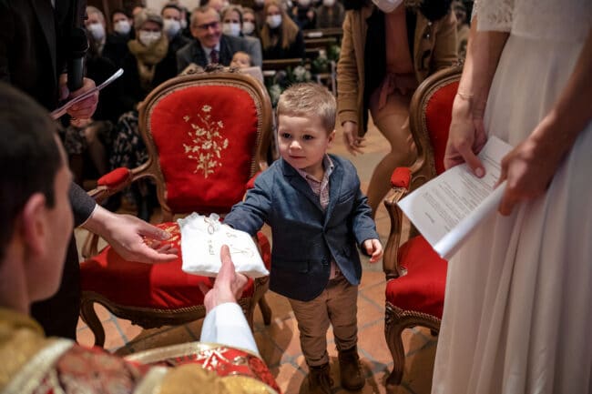 Le neveu du marié apporte les alliances à l'église. Castille ALMA photographe de mariage
