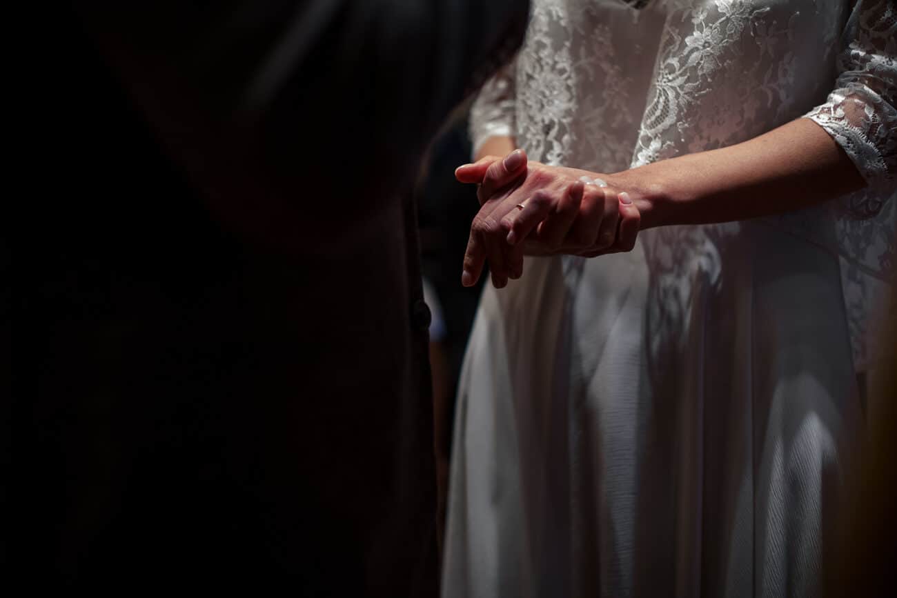 échange des alliances à l'église. Photographe de mariage
