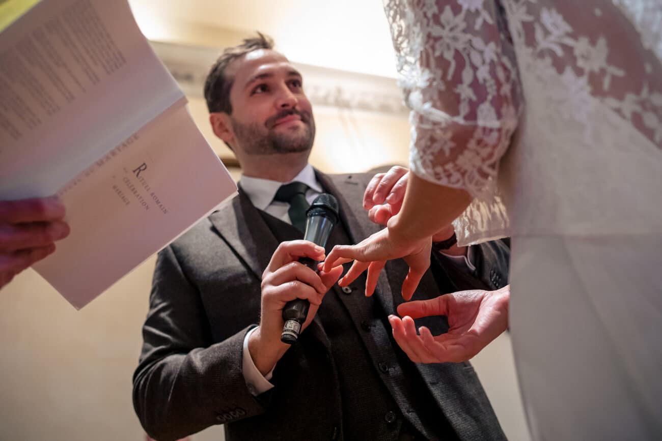 Echange des alliances à l'église. Castille ALMA photographe de mariage