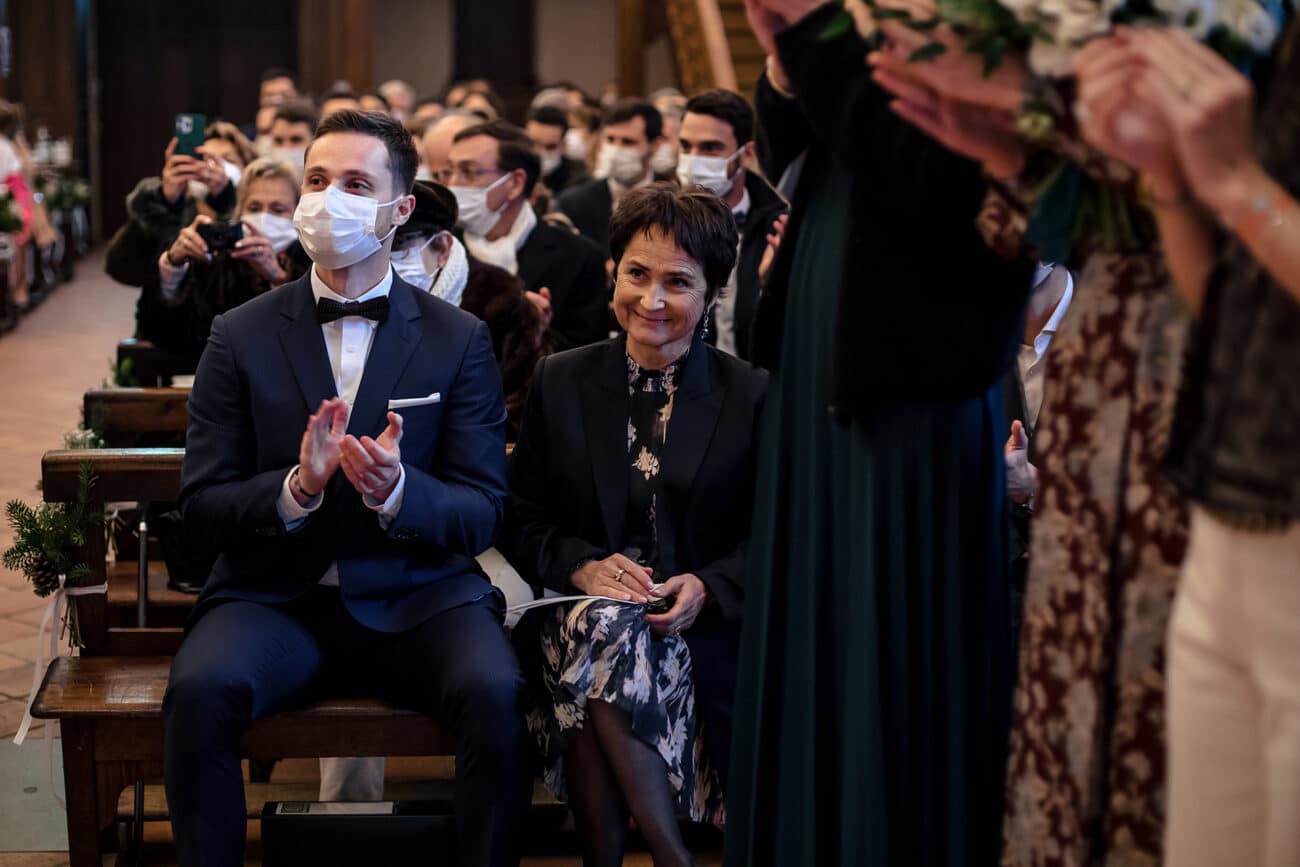 La mère de la mariée émue pendant l'échange des alliances