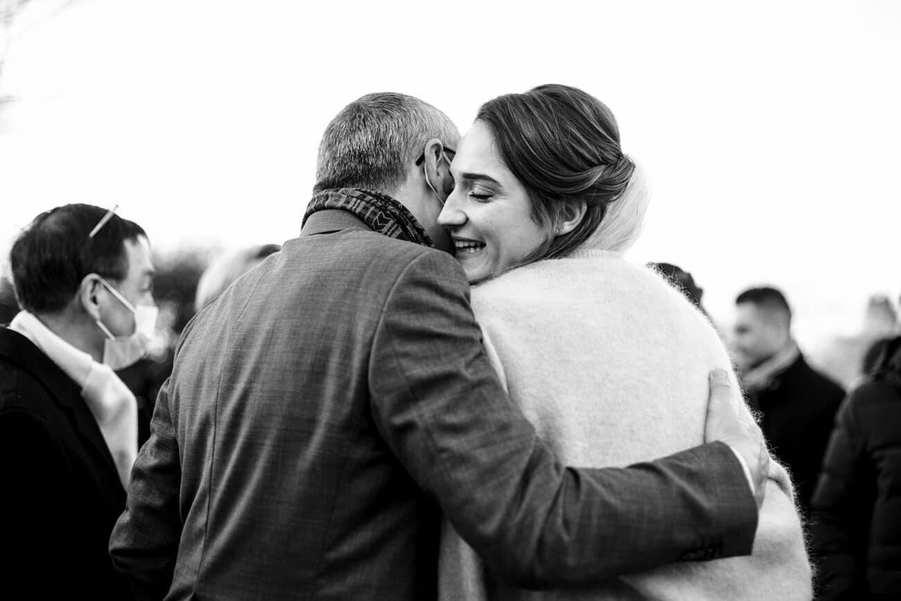 Félicitations des mariés à la sortie de l'église. Castille ALMA photographe de mariage