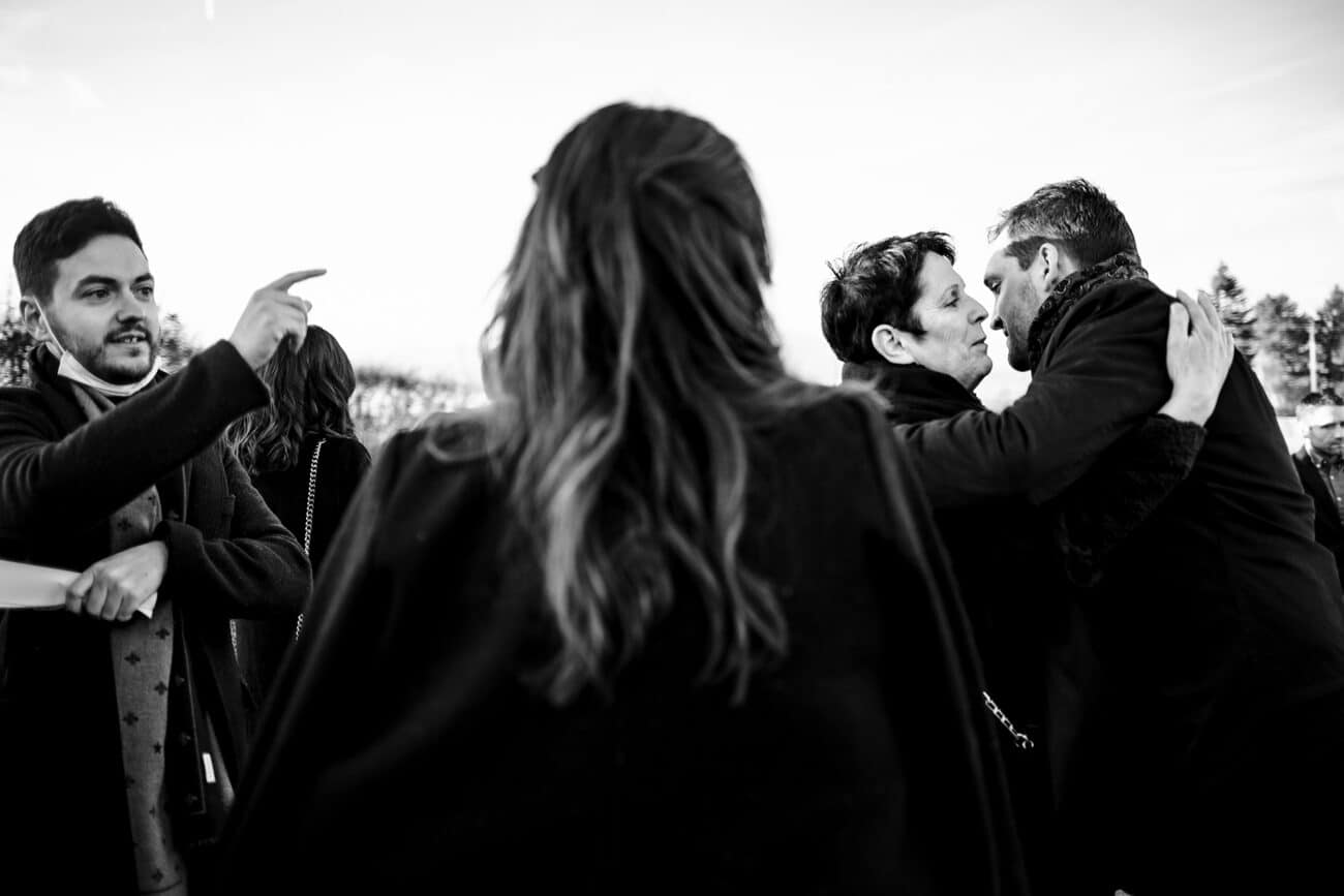 Félicitations des mariés à la sortie de la cérémonie.