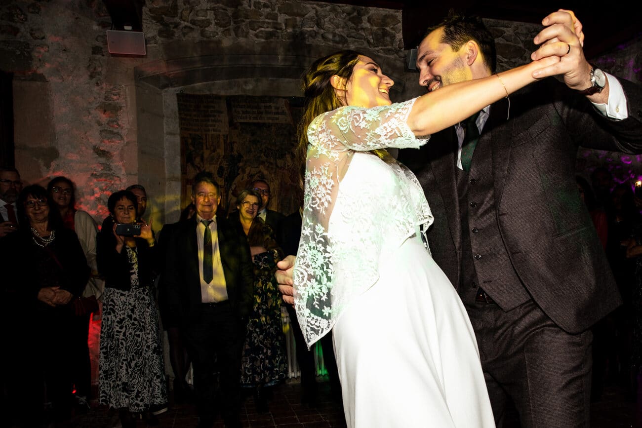 Ouverture de bal au domaine de la Chartrognière. Castille ALMA photographe de mariage.
