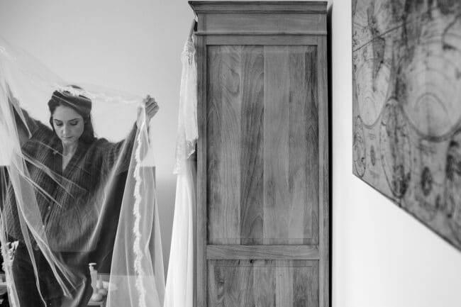 Préparatifs de la mariée. Castille ALMA photographe de mariage.