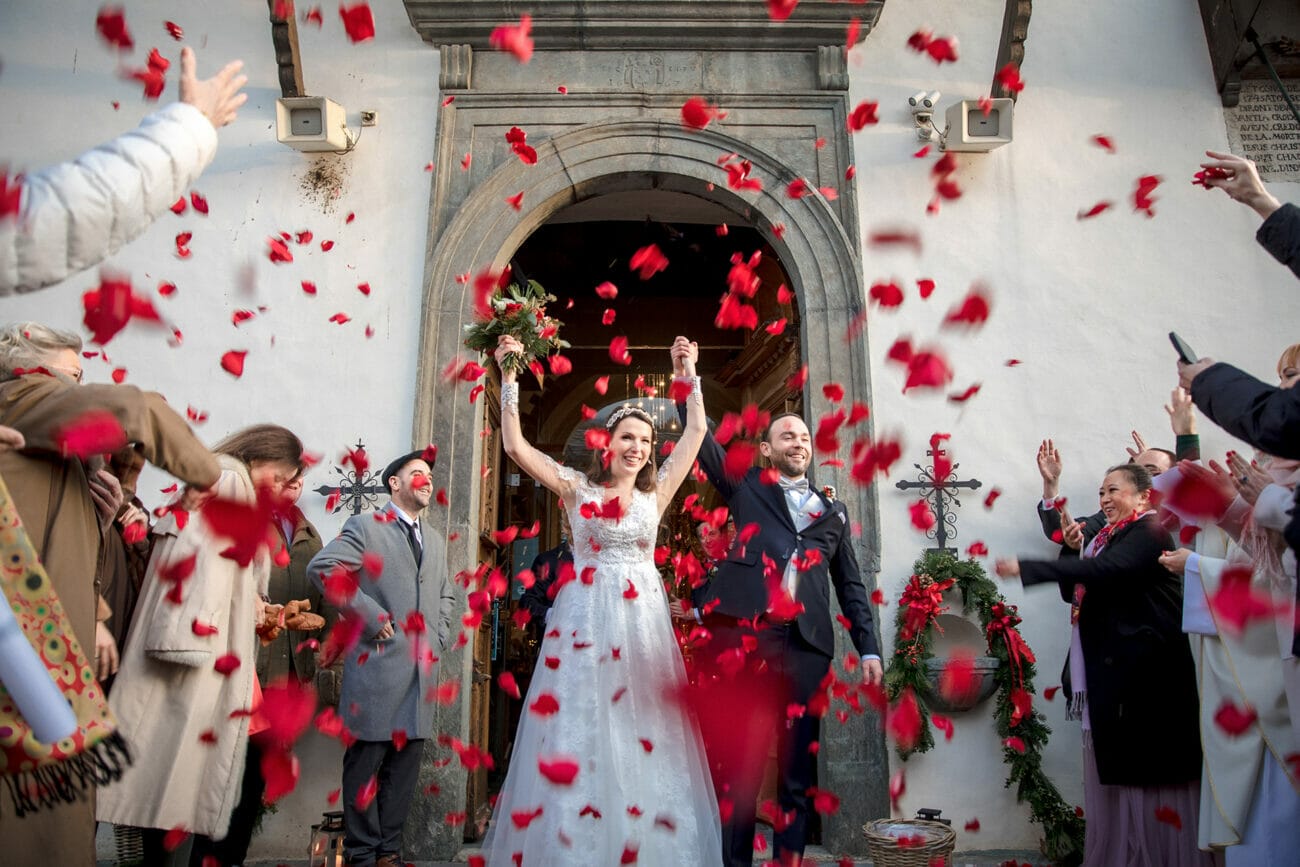 Photographe mariage Guarda Golf Hotel Alpes Suisse Crans Montana Castille ALMA Sortie de l'église