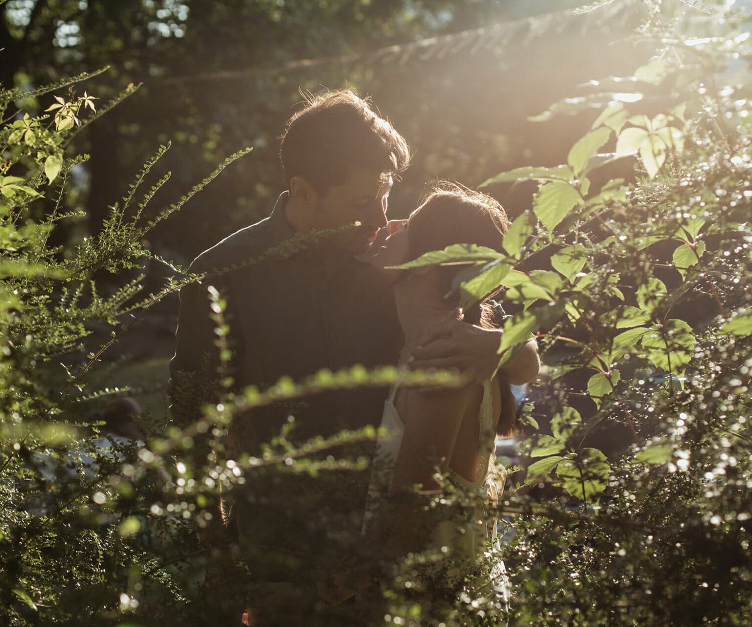 Fête de mariage, marier vous discretement et annoncer la bonne nouvelle en faisant la fête. Par Castille ALMA photographe de mariage à Lyon
