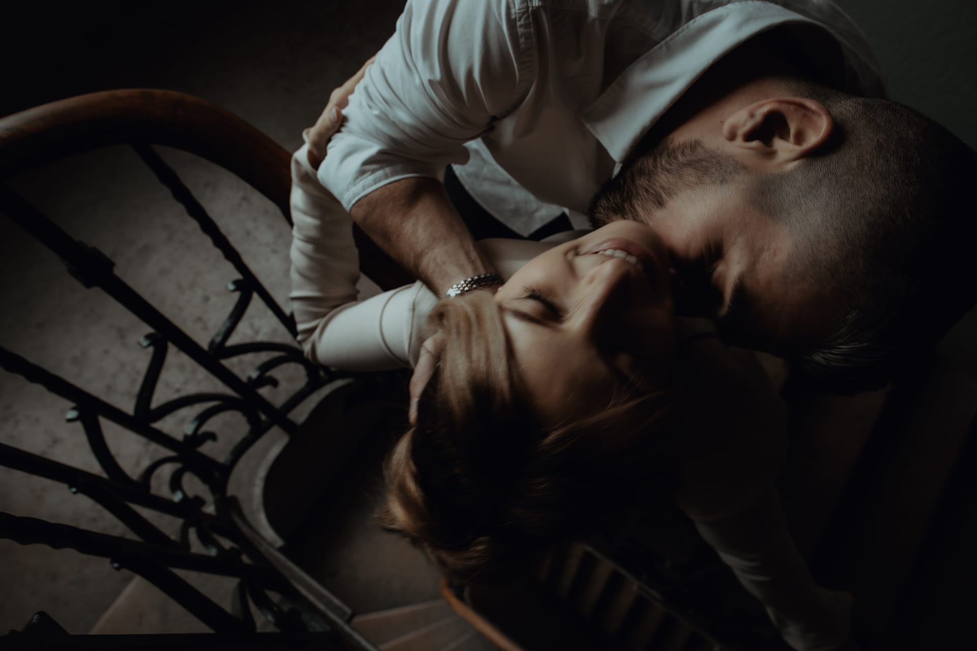 Love session : moment doux, fous rire et connexion ! par Castille ALMA photographe de mariage sensuels