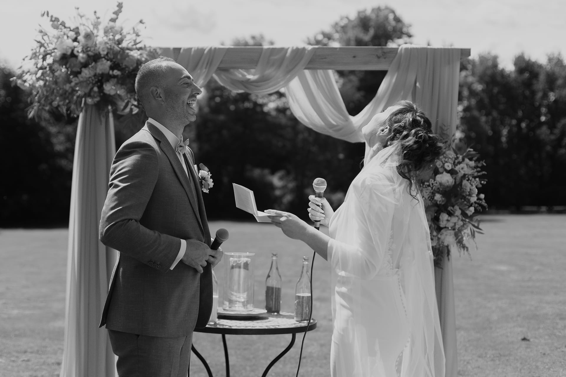 Chateau de Luponnas photographe de mariage Castille ALMA Cérémonie laique de mariage échange des voeux