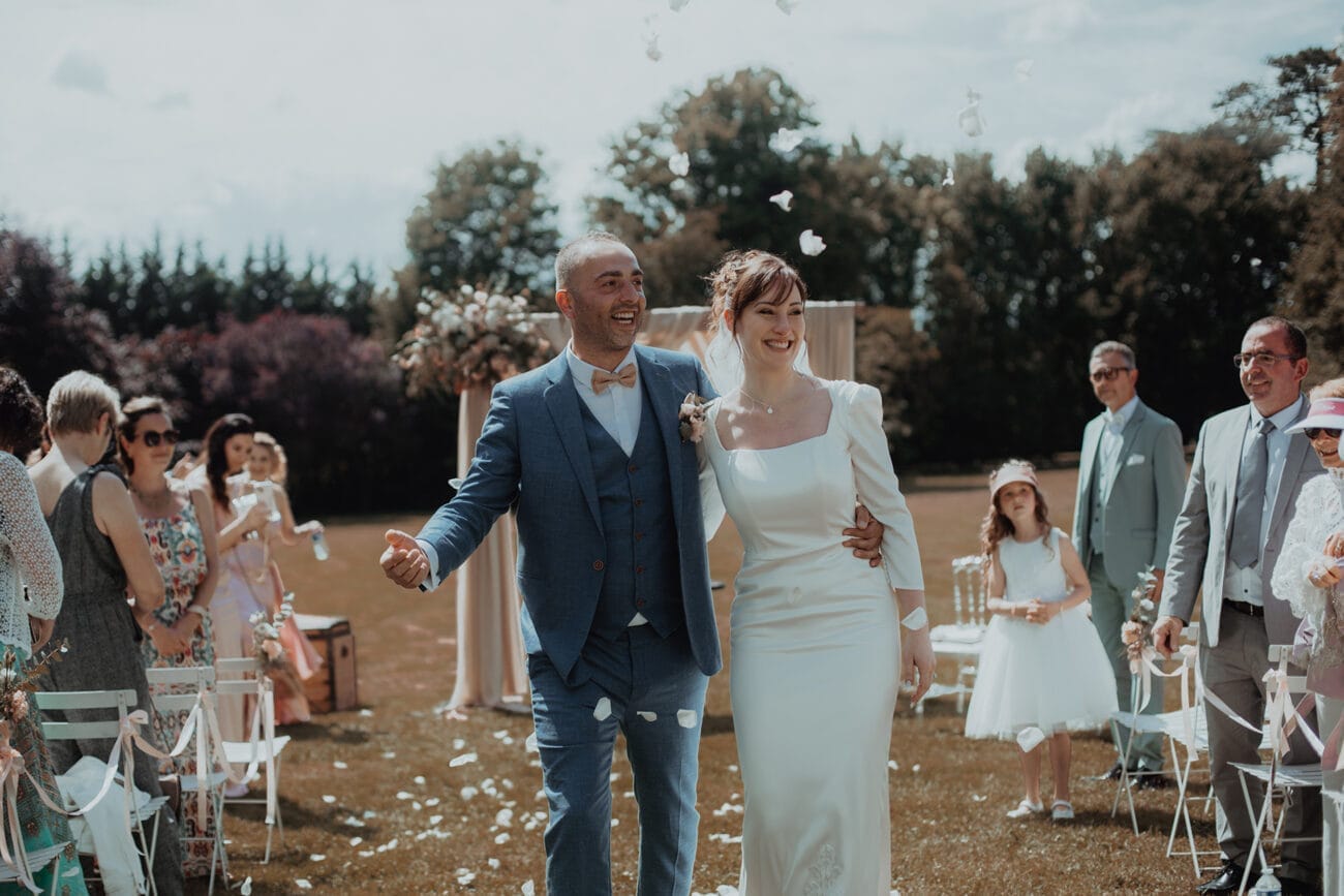 Chateau de Luponnas photographe de mariage Castille ALMA Cérémonie laique de mariage sortie des mariés