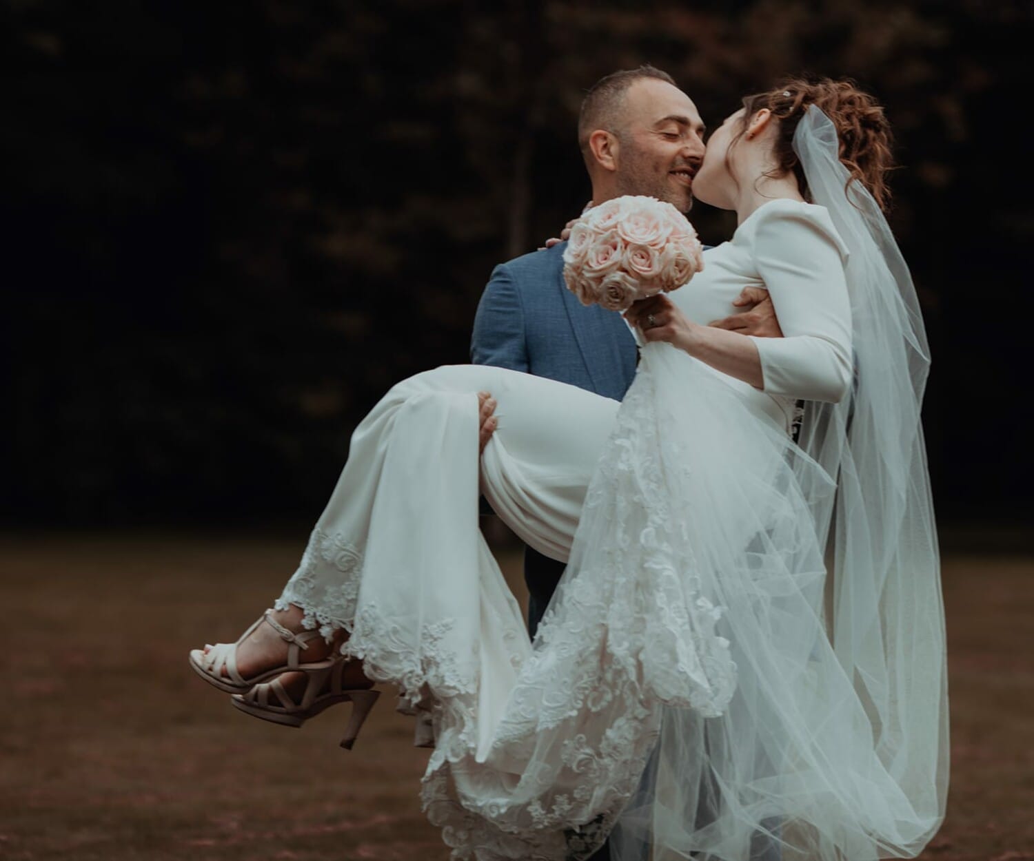 Chateau de Luponnas photographe de mariage Castille ALMA photo de couple style cinématographique vintage au coucher du soleil
