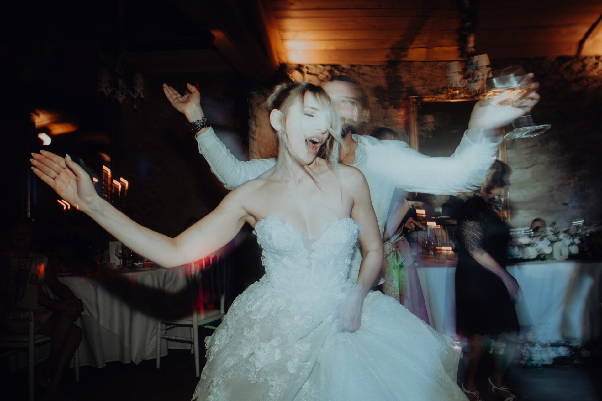 Mariage au Chateau de Chavagnac photographe de mariage Castille ALMA photo de couple style documentaire en noir et blanc