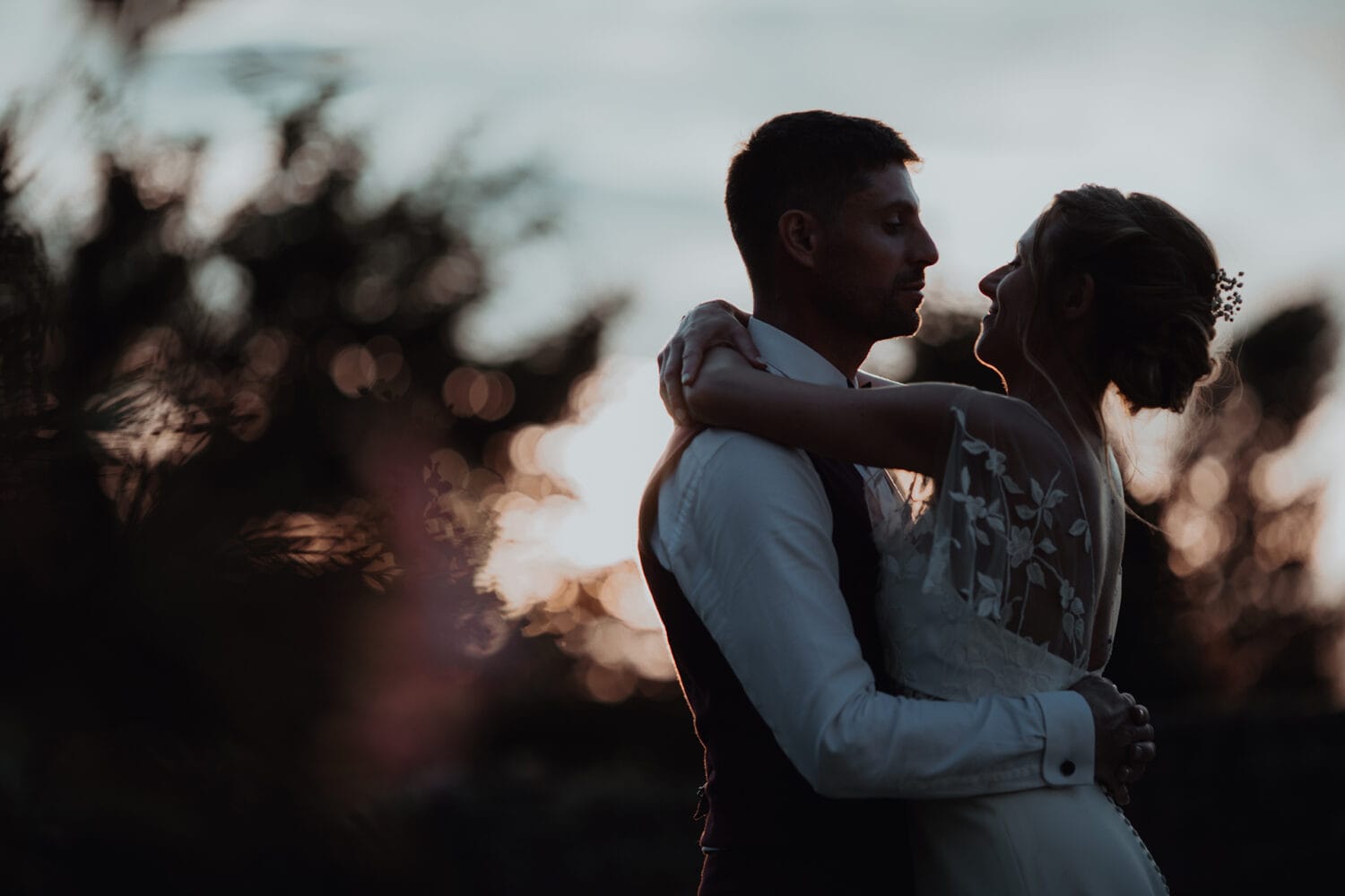 Mariage laic au domaine de Bellevue Par Castille ALMA photographe de mariage de style documentaire et artistique.