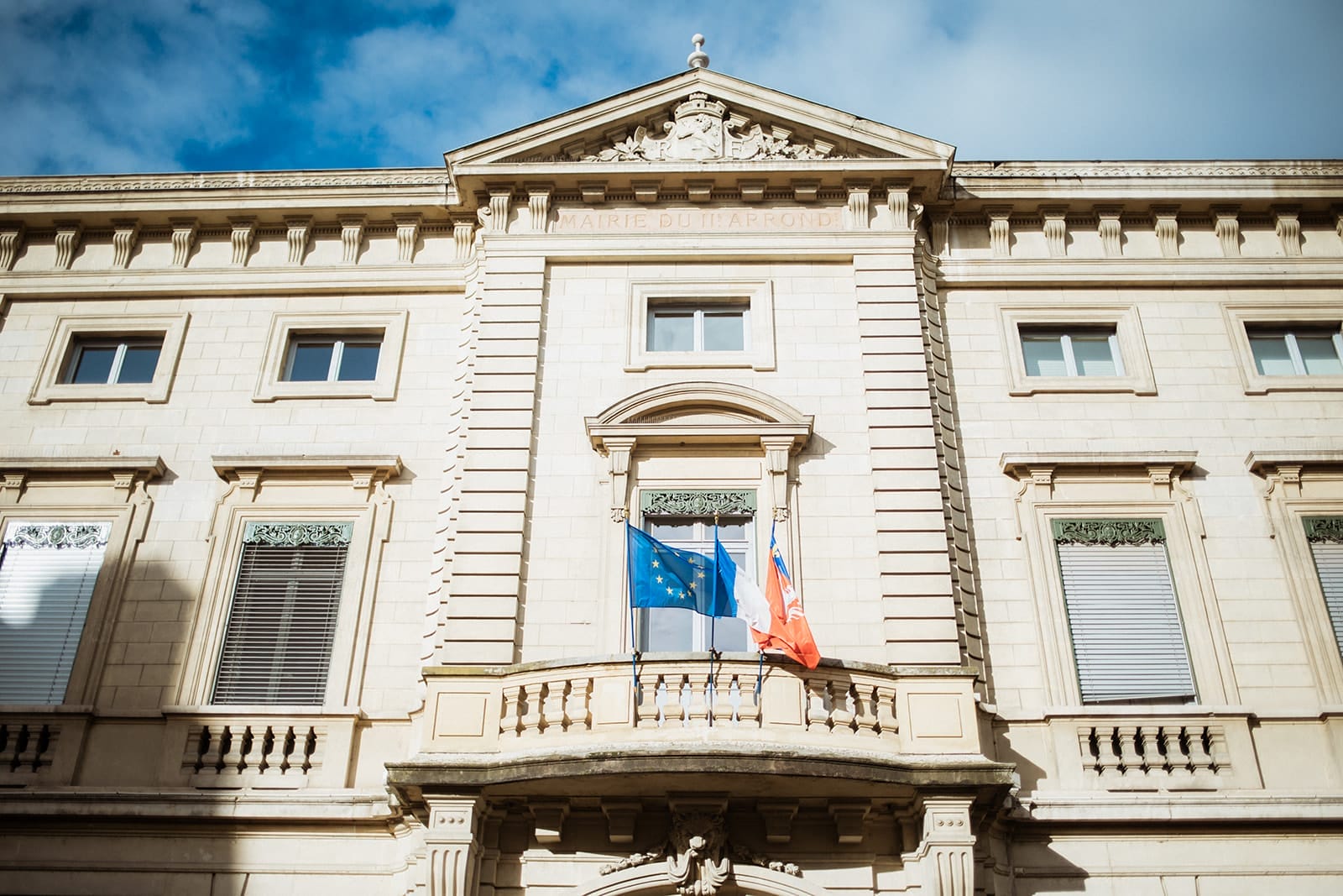 Photographe de mariage à Lyon 2 Cérémonie civile à la mairie du 2e arrondissement de Lyon, dans la salle rouge emblématique
