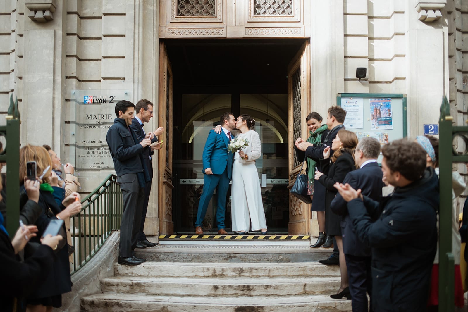 Photo à la mairie de Lyon 2 Cérémonie civile à la mairie du 2e arrondissement de Lyon, dans la salle rouge emblématique photographe de mariage à Lyon @CastilleAlma